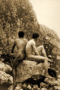 Studie af to mandlige nøgenbilleder siddende ryg mod ryg, ca. 1898 (sepiafoto)